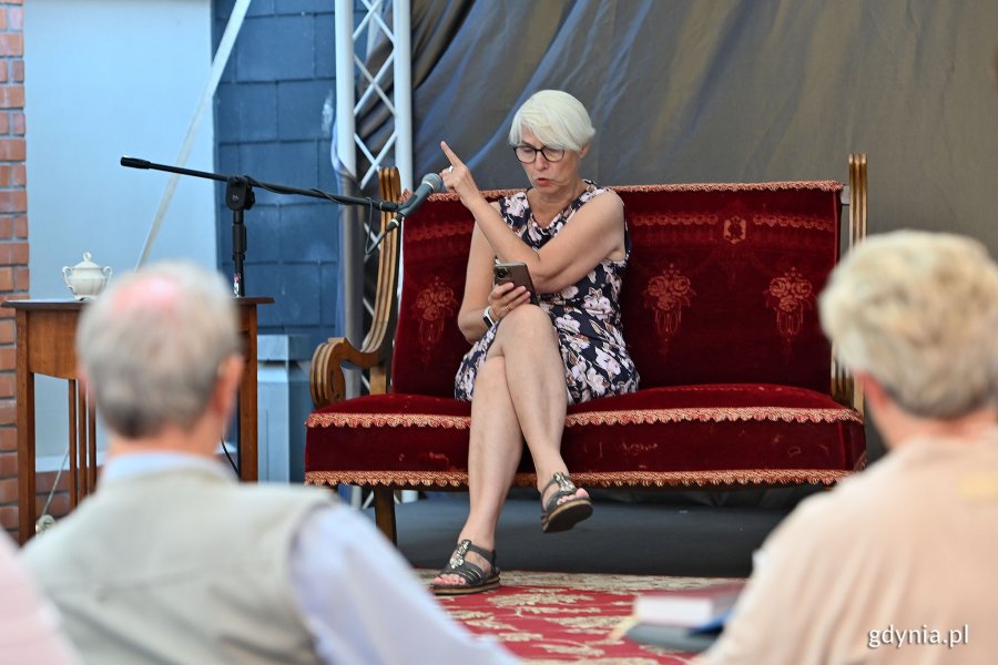Narodowe Czytanie w Gdyni 2023. Joanna Zielińska, przewodnicząca Rady Miasta Gdynia czyta "Nad Niemnem". Fot. Michał Puszczewicz
