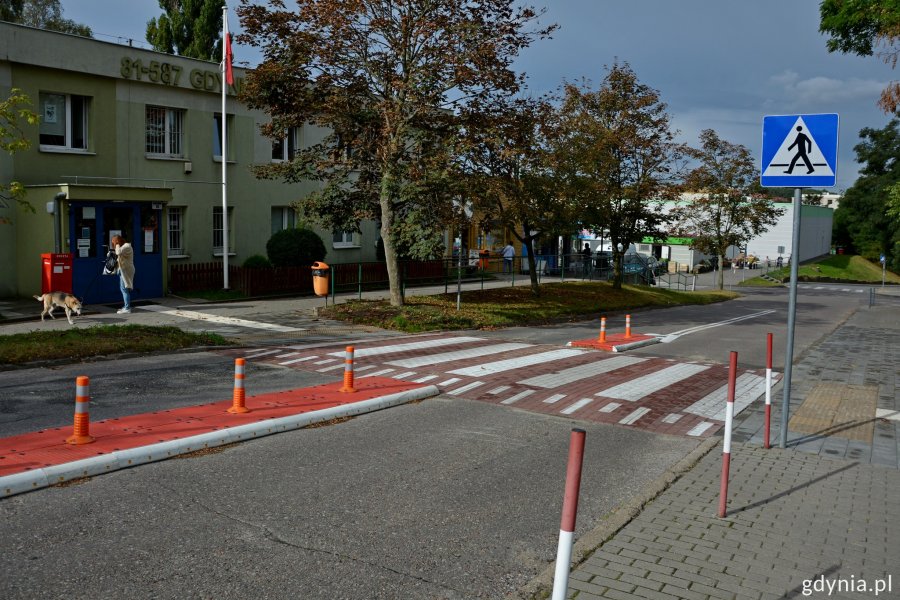 Pomarańczowe słupki wygradzające i taśmą odblaskową, elementy prefabrykowane umieszczzone przy wyniesionym przejściu dla pieszych na ul. Korzennej // fot. gdynia.pl