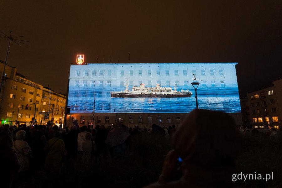 &bdquo;Zaczęło się  od morza. Baśniowa opowieść o Gdyni&rdquo;, video mapping na fasadzie urzędu miasta i widzowie