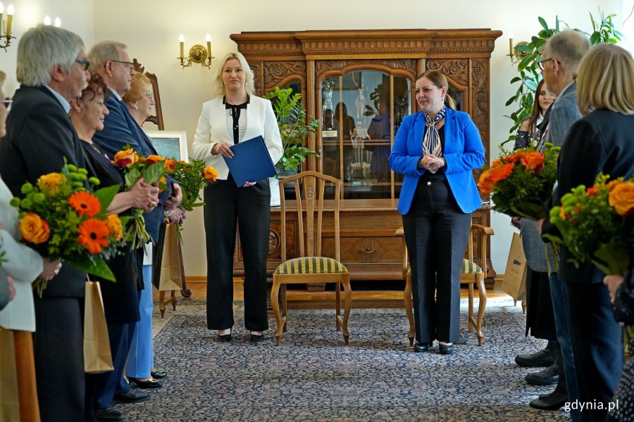 Prezydent Aleksandra Kosiorek i Agata Lipińska, zastępczyni kierownika Urzędu Stanu Cywilnego w Gdyni wraz z jubilatami podczas uroczystości