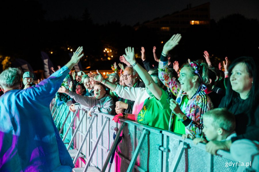 Wokalista zespołu Łąki Łan przybija piątki z publicznością