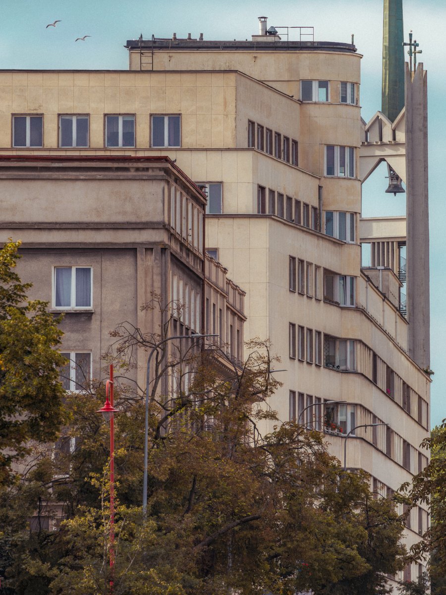 Aleksander Małachowski, czyli znany w sieci jako Hashtagalek stworzył serię wyjątkowych i nieoczywistych gdyńskich kadr&oacute;w 