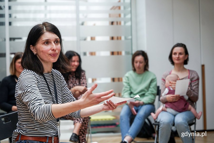Olena Yanchuk i uczestnicy zajęć w Konsulacie Kultury