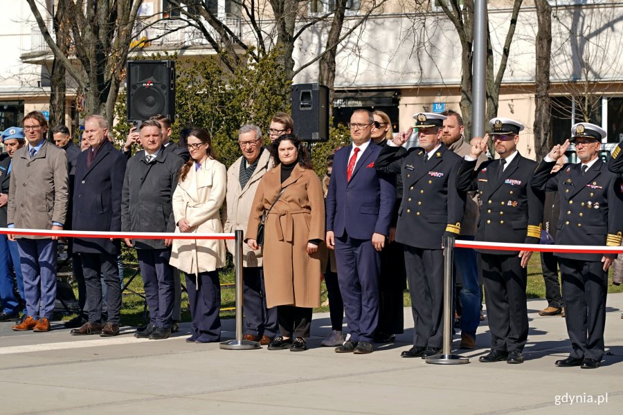 Od lewej: senator Sławomir Rybicki, posłowie: Michał Kowalski i Wioleta Tomczak, Zenon Roda, posłanka Dorota Arciszewska-Mielewczyk, wicewojewoda pomorski Emil Rojek, Anna Chojnowska - naczelniczka Biura Prezydenta, radny Łukasz Strzałkowski oraz przedstawiciele Marynarki Wojennej RP podczas uroczystości z okazji 80. rocznicy zakończenia walk o Gdynię