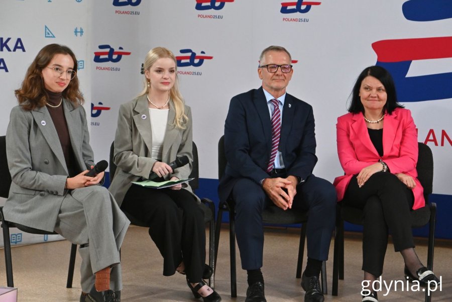 Na zdjęciu (od lewej):  uczennice III Liceum Ogólnokształcącego w Gdyni, dyrektor III LO w Gdyni Wiesław Kosakowski, wiceministra zdrowia Katarzyna Kacperczyk (fot. Magdalena Starnawska)