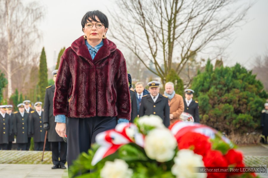 Radna wojew&oacute;dztwa pomorskiego Beata Koniarska składająca kwiaty podczas uroczystości upamiętniających marynarzy represjonowanych przez władze komunistyczne w okresie powojennym