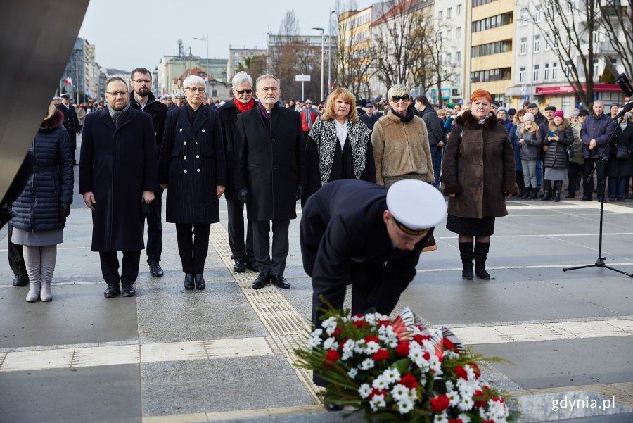 Uroczystości oficjalne pod pomnikiem Polski Morskiej z okazji 93. rocznicy nadania praw miejskich, fot. Dawid Linkowski