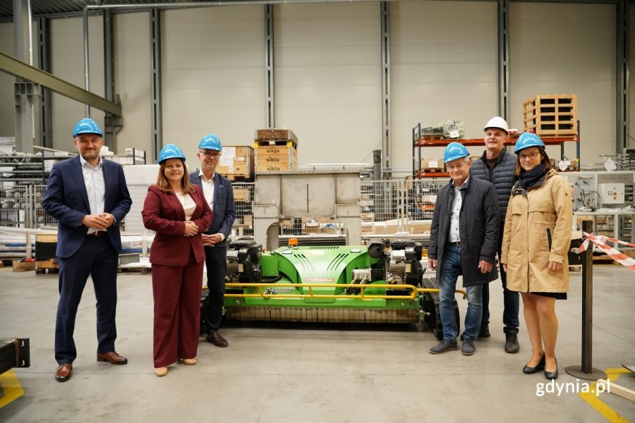 Spotkanie w gdyńskiej firmie Hydromega. Na zdjęciu widoczni przedstawiciele firmy oraz Aleksandra Kosiorek, prezydent Gdyni i Tomasz Augustyniak, wiceprezydent Gdyni. 