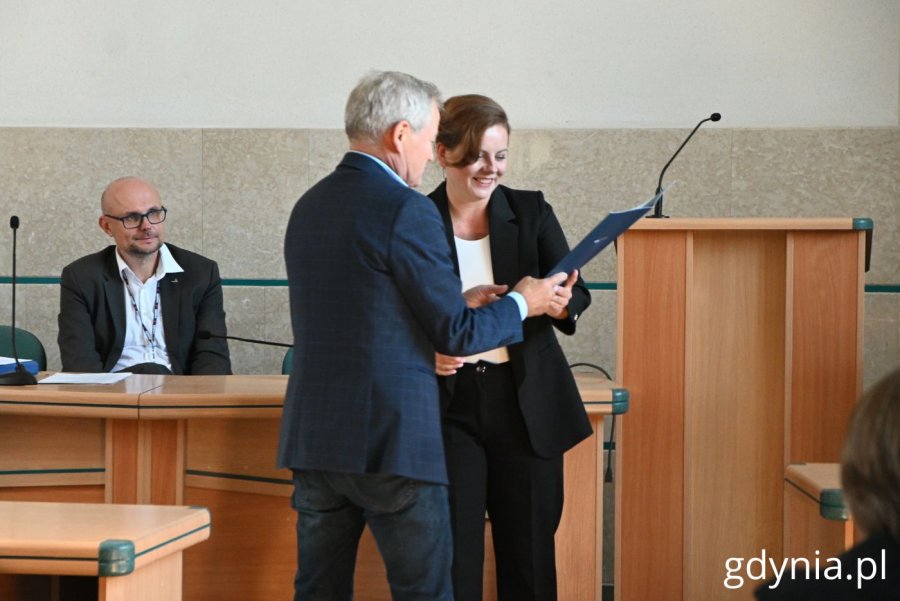 Na zdjęciu: Aleksandra Kosiorek, prezydent Gdyni wręczająca decyzję o powołaniu do rady (fot. Magdalena Starnawska)