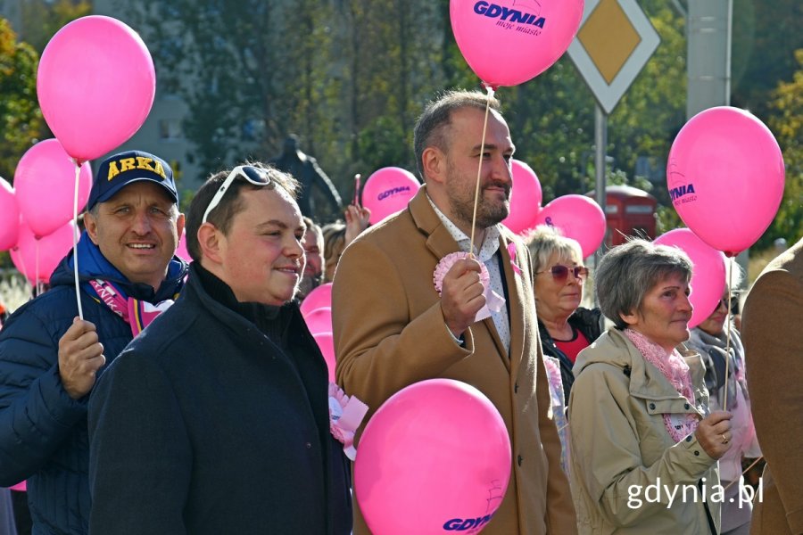 W Marszu Różowej Wstążki wzięli udział m.in.: Paweł Bień – dyrektor operacyjny Arki Gdynia, wiceprezydent Gdyni Tomasz Augustyniak czy Janina Łojba – prezes Stowarzyszenia Amazonek Gdyńskich 