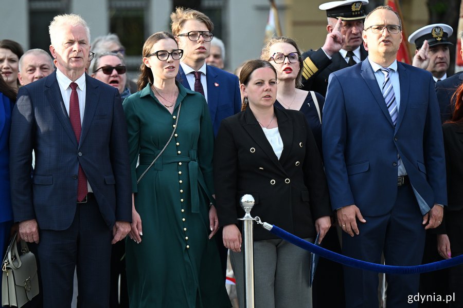 Od lewej: senator Sławomir Rybicki, posłanka Wioleta Tomczak, prezydent Gdyni Aleksandra Kosiorek, radna miasta Agnieszka Tokarska i wicewojewoda pomorski Emil Rojek podczas uroczystego apelu z okazji Święta Morza 