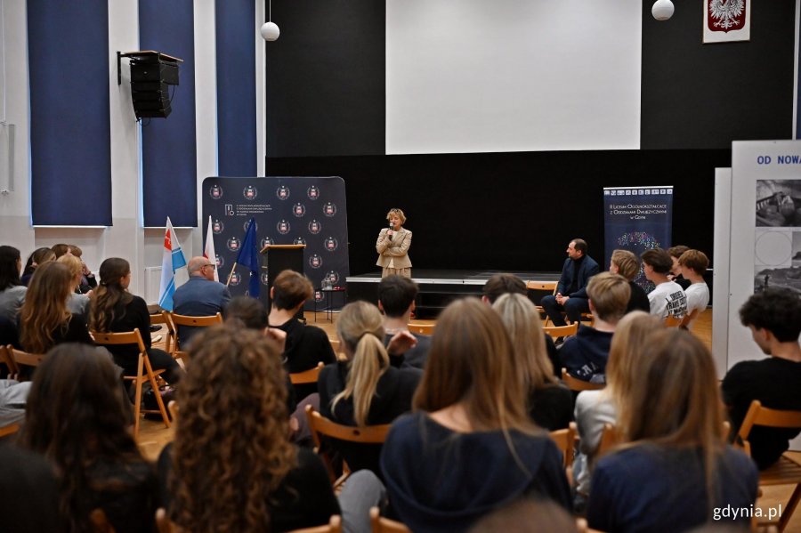 Karin Moder &ndash; dyrektorka Muzeum Miasta Gdyni przemawiająca inauguracji wystawy &bdquo;Gdynia x 10&rdquo;  w auli II LO 