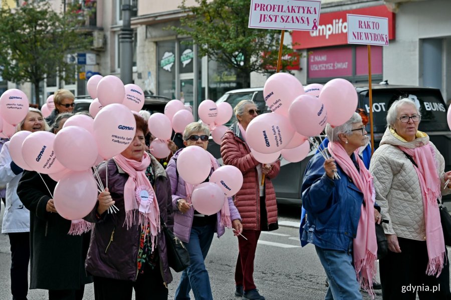 Uczestniczki Marszu R&oacute;żowej Wstążki na ul. Świętojańskiej 