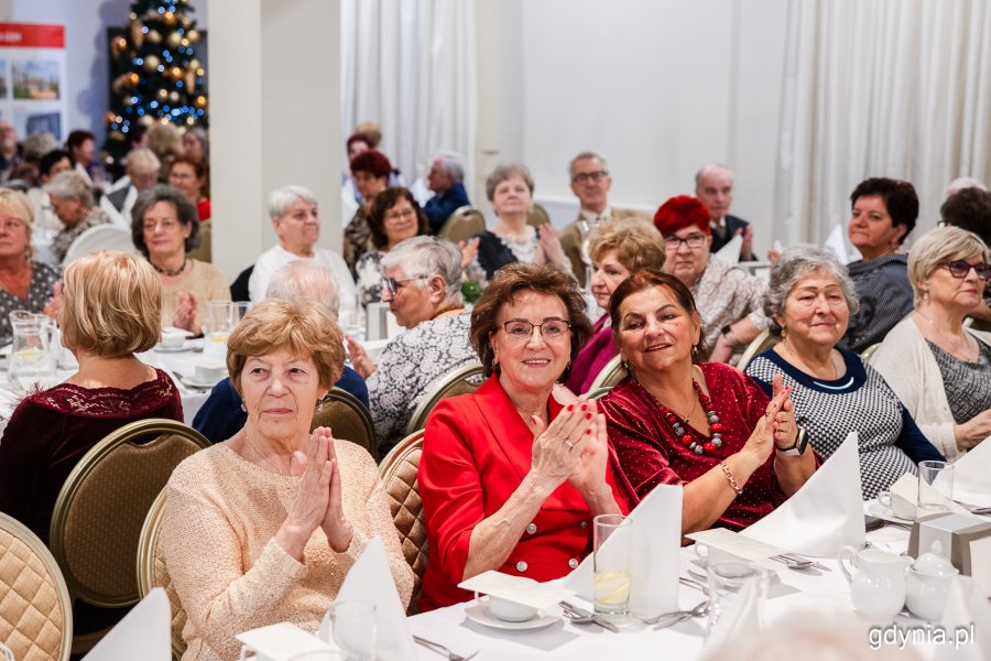 Seniorzy przy świątecznym stole