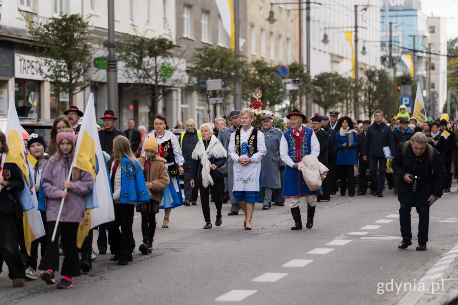 Procesja na ulicy Świętojańskiej i członkowie Zrzeszenia Kaszubsko-Pomorskiego w tradycyjnych strojach kaszubskich