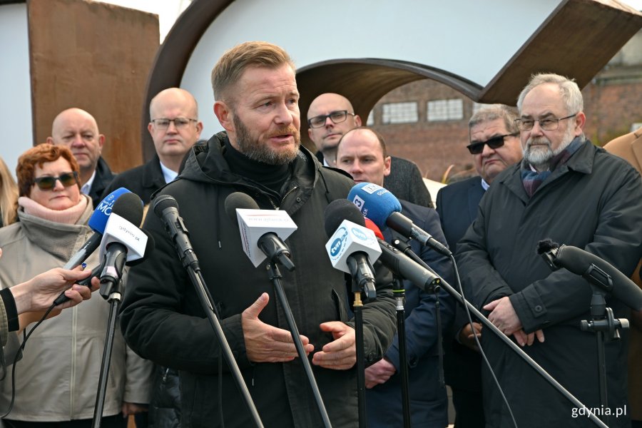 Senator Ryszard Świlski w towarzystwie parlamentarzystów i samorządowców z Pomorza podczas briefingu na temat ustawy metropolitalnej