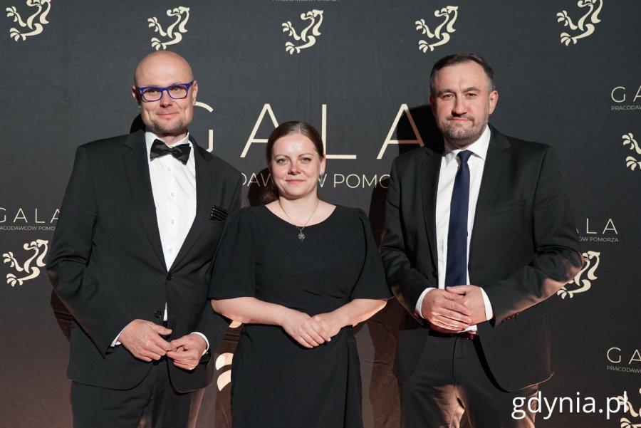 Na zdjęciu (od lewej): wiceprezydent Gdyni Bartłomiej Austen, prezydent Gdyni Aleksandra Kosiorek, dyrektor ds. społecznych Tomasz Augustyniak (fot. Magdalena Starnawska)