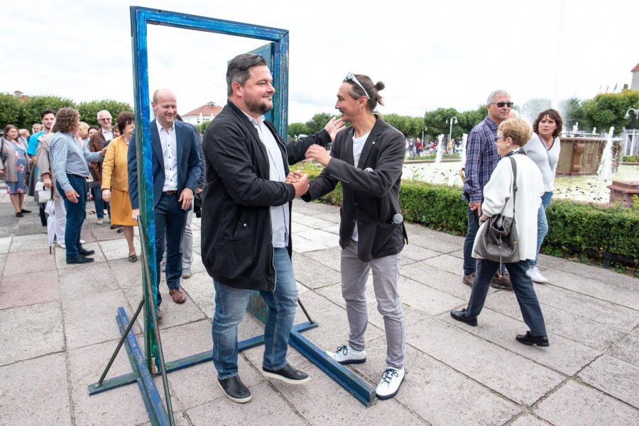Przejście przez symboliczne Drzwi do Tolerancji // fot. Dawid Linkowski
