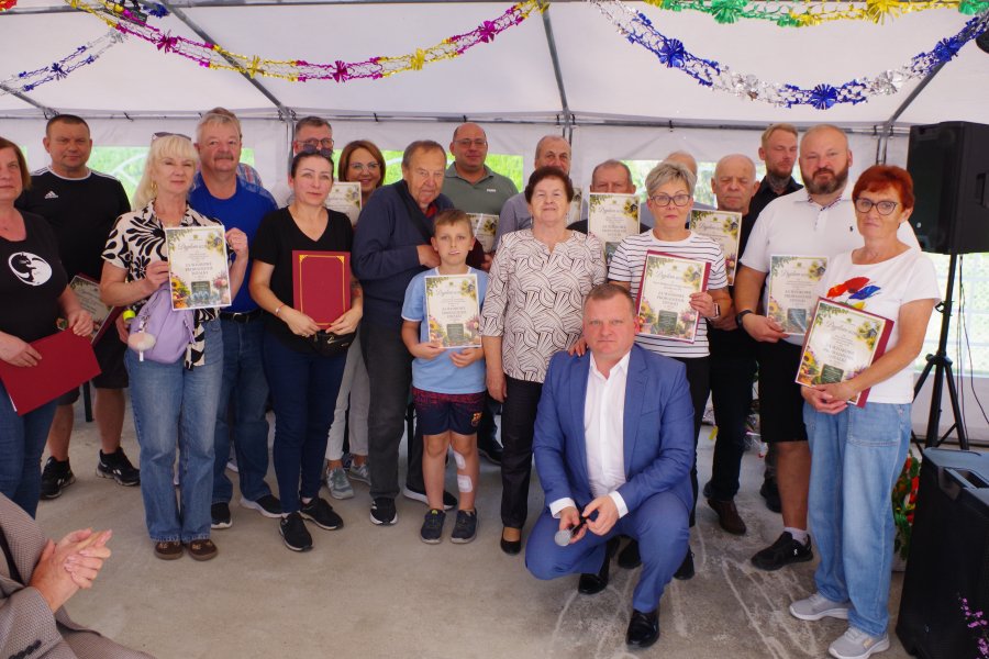 Dyplomy za "Wzorowe utrzymanie działki" otrzymali działkowcy: Jacek Ziomek , Urszula i Ryszard Padiasek, Ireneusz Żywicki, Teresa i Leszek Uschler, Jadwiga i Czesław Trumińscy, Krystyna Tyszkiewicz, Teresa Urban, Maria i Ryszard Motyl, J&oacute;zef Siedliński, Marzena i Maciej Piter, Sławomir Kokociński, Robert Mikołajewski, Franciszek Miernikiewicz, Martyna Dukaczewska, Małgorzata Kopycińska, Grzegorz Drozdowski, Krzysztof Koszter, Dorota i Marcin Bobkowscy, Helena i Stanisław Hebel, Joanna Antonowicz, Beata i Wojciech Swęd, Damian Wysiadłowski 