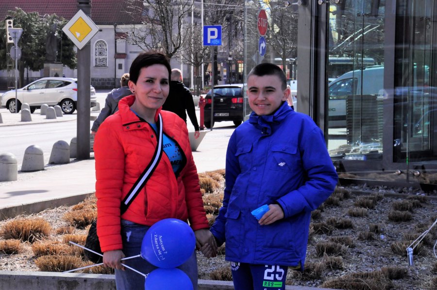 Druga część  gdyńskich obchodów Światowego Dnia Wiedzy o Autyzmie odbyła się przed InfoBoksem // fot. Magdalena Czernek