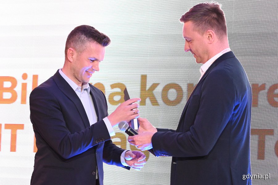 Od lewej: Sebastian Dydek z Lewiatana, zdobywca tytułu Rising Star odbiera statuetkę z rąk Szymona Araczewskiego - członka konkursowego jury // fot. Michał Puszczewicz
