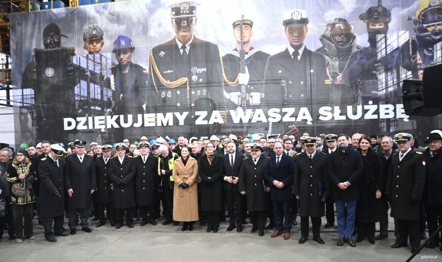 Goście zgromadzeni w PGZ Stoczni Wojennej z okazji inauguracji budowy „Ratownika”. Na zdjęciu między innymi: posłanki Dorota Arciszewska-Mielewczyk i Wioleta Tomczak, poseł Rafał Siemaszko, Konrad Gołota, podsekretarz stanu w Ministerstwie Aktywów Państwowych, Witold Milczarek, przedstawiciel Biura Bezpieczeństwa Narodowego, Emil Rojek, wicewojewoda Pomorski, Marcin Ryngwelski, prezes PGZ Stoczni Wojennej, Adam Leszkiewicz, prezes PGZ SA, Jan Grabowski wiceprezes PGZ SA, Michał Pasieczny, burmistrz Rumi, kadm. Andrzej Ogrodnik - dowódca 3. Flotylli Okrętów, kadm. Jarosław Wypijewski, kadm. Mirosław Jurkowlaniec - szef zarządu, kadm. Włodzimierz Kułagin, kadm. Wojciech Sowa, kmdr Piotr Skóra, szef Techniki Morskiej, gen. bryg. dr inż. Michał Marciniak, zastępca Szefa Agencji Uzbrojenia, admirał floty Jędrzej Czajkowski doradca ministra ds. morskich, wiceadm. Krzysztof Jaworski dowódca COM-DKM, kmdr Piotr Smela dowódca Dywizjonu Okrętów Bojowych, kmdr Grzegorz Mucha (fot. Aneta Marczak)