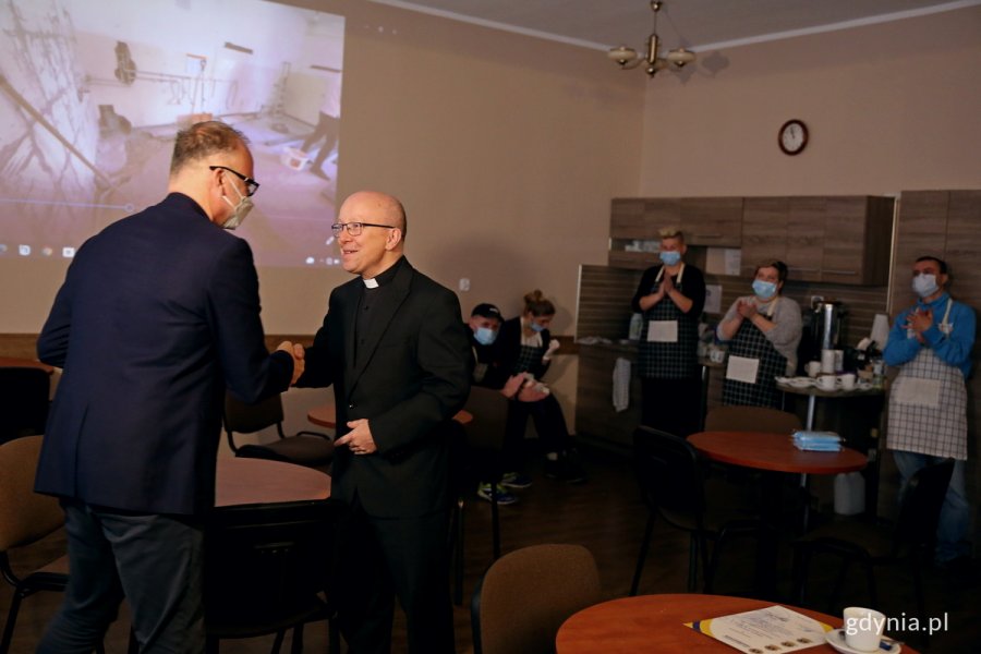 Ks. Jacek Socha, proboszcz parafii pw. św. Mikołaja odbiera medal „Civitas e Mari” z rąk wiceprezydent Gdyni Michała Gucia // fot. Przemysław Kozłowski