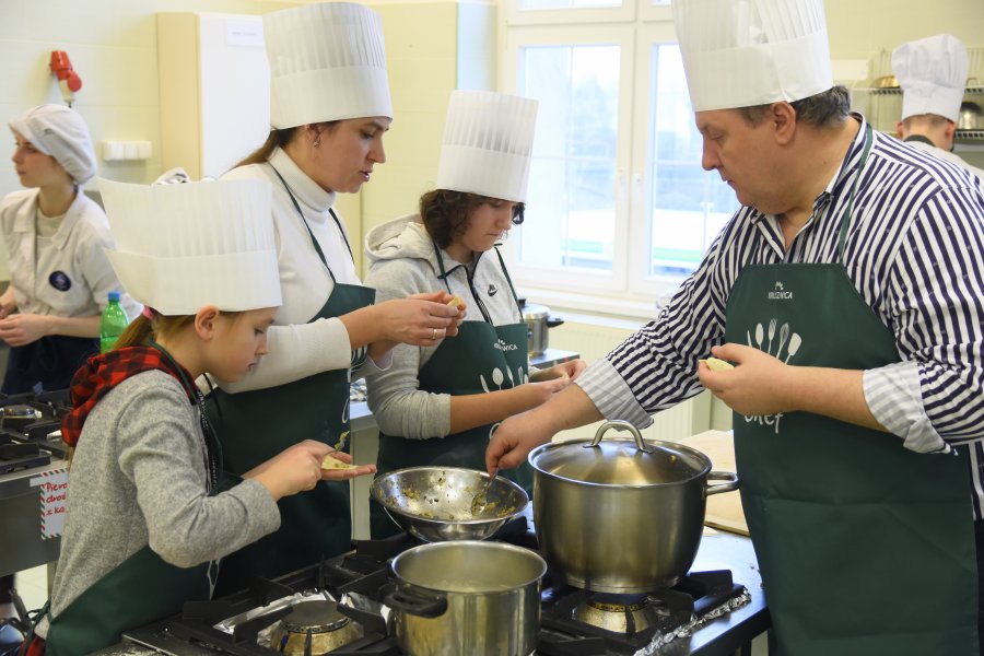 Akcja  „Pomaganie przez gotowanie" w Technikum Gastronomicznym w Gdyni, fot. Jan Ziarnicki