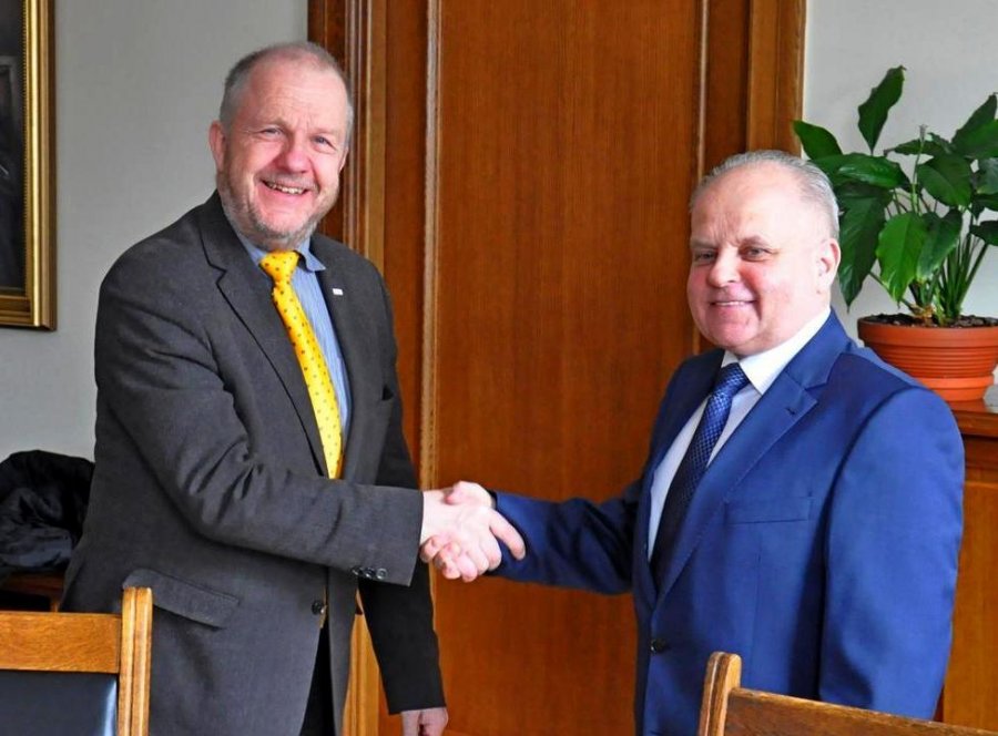 Podpisanie umowy z wykonawcą, od lewej wiceprezydent Gdyni Marek Stępa i Roman Rybak - prezes firmy wykonawczej, fot. Lechosław Dzierżak
