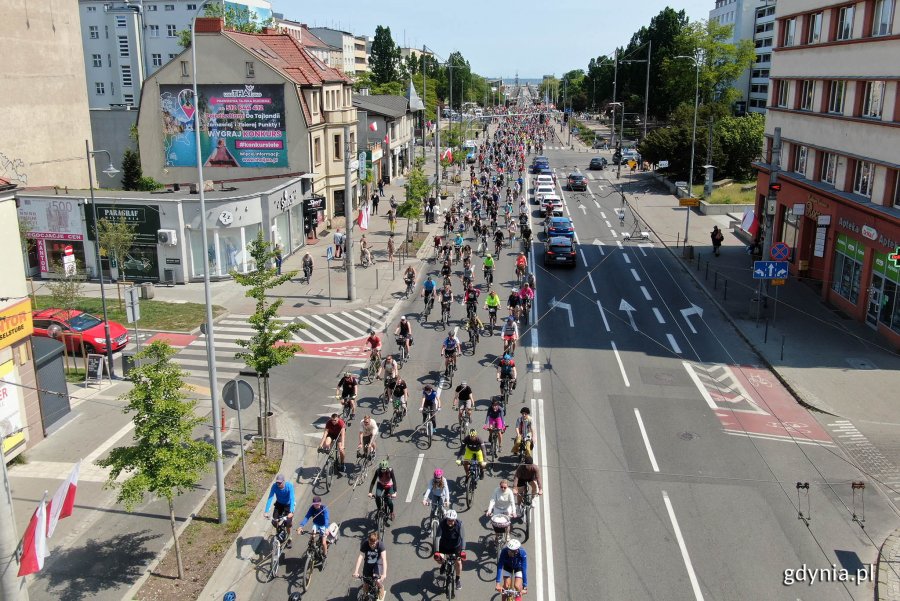 Grupa rowerzystów na ulicach Gdyni