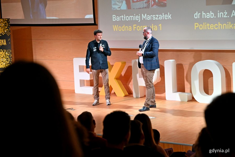 Dr hab. inż. Adam Sieradzki z Politechniki Wrocławskiej i Bartłomiej Marszałek z wodnej Formuły 1 podczas inauguracji Przystanku Gdynia na Gdynia Explory Weeku