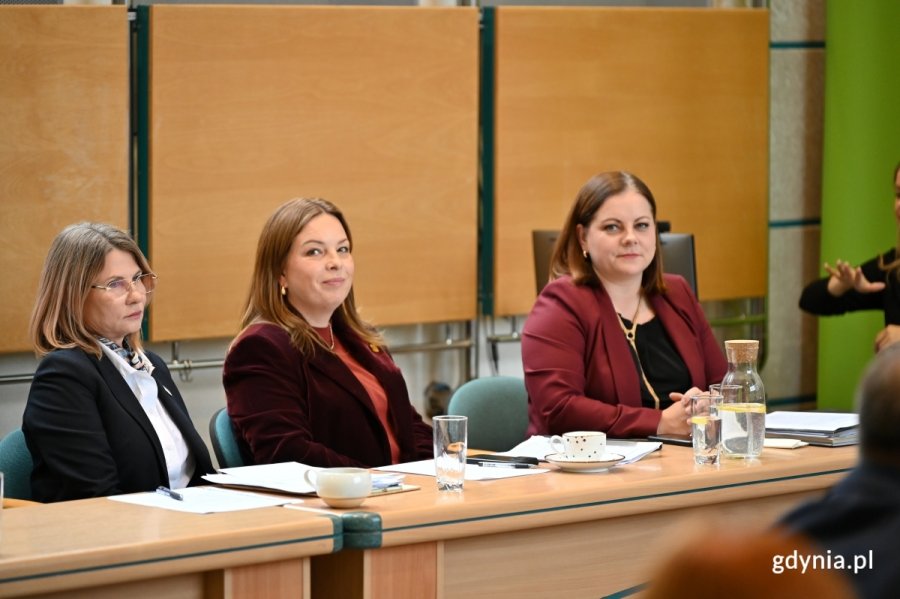 XXXVI sesja Rady Miasta Gdyni. Na zdjęciu widoczne od lewej: Honorata Krupka, skarbnik miasta Gdyni, Oktawia Gorzeńska, wiceprezydentka Gdyni oraz Aleksandra Kosiorek, prezydent Gdyni