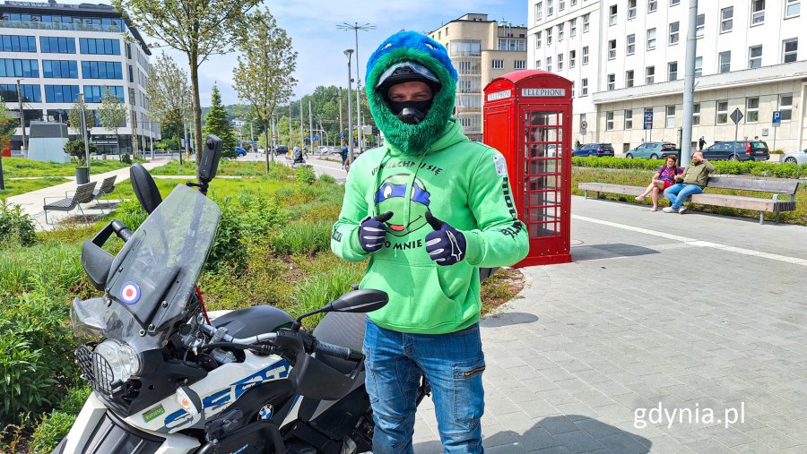 Mieszkaniec Gdyni pozytywnie promuje miasto i motocyklistów, fot. Michał Sałata