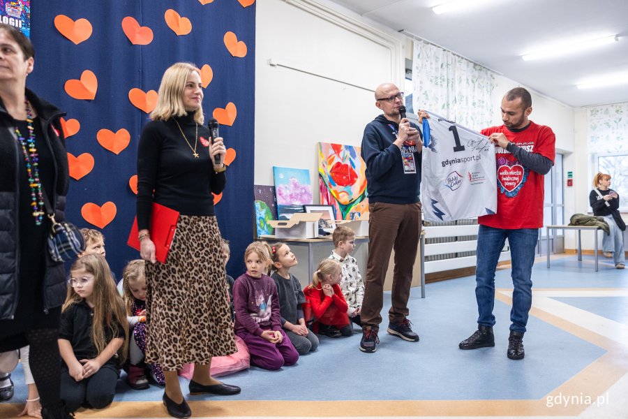 Licytacja w Zespole Szkół nr 3. Na zdjęciu m.in.: Bartłomiej Austen, wiceprezydent Gdyni oraz Marcus da Silva de Oliveira, radny miasta (fot. Karol Stańczak)