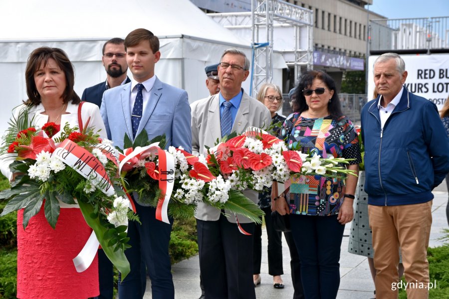 W uroczystości upamiętniającej Józefa Conrada Korzeniowskiego uczestniczyli m.in. poseł Małgorzata Zwiercan oraz radni Gdyni: Dorota Płotka, Zenon Roda, Lechosław Dzierżak i Krzysztof Chachulski // fot. Magdalena Czernek