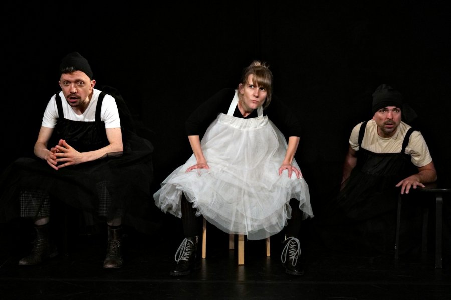 Anna Bochnak-Fryc, Piotr Rogalski i Radosław Smużny podczas próby do spektaklu „Nie płacz i nie ucz się płakać” Teatru Stajnia Pegaza, który będzie można obejrzeć w Teatrze Gdynia Główna