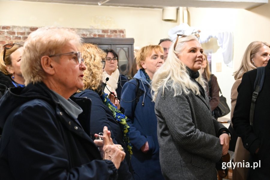 Na zdjęciu Maria Piradoff-Link,&nbsp;kustoszka Mini Muzeum Bankowiec wraz z gośćmi. (fot. Łukasz Kamasz)