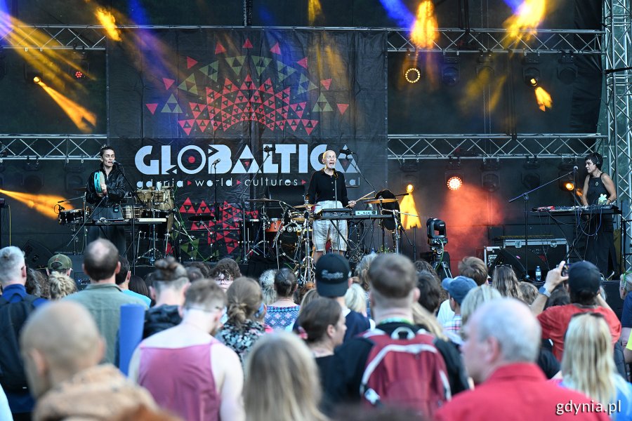 Mercedes Peón i Deixaas podczas występu na 20. Globaltice 