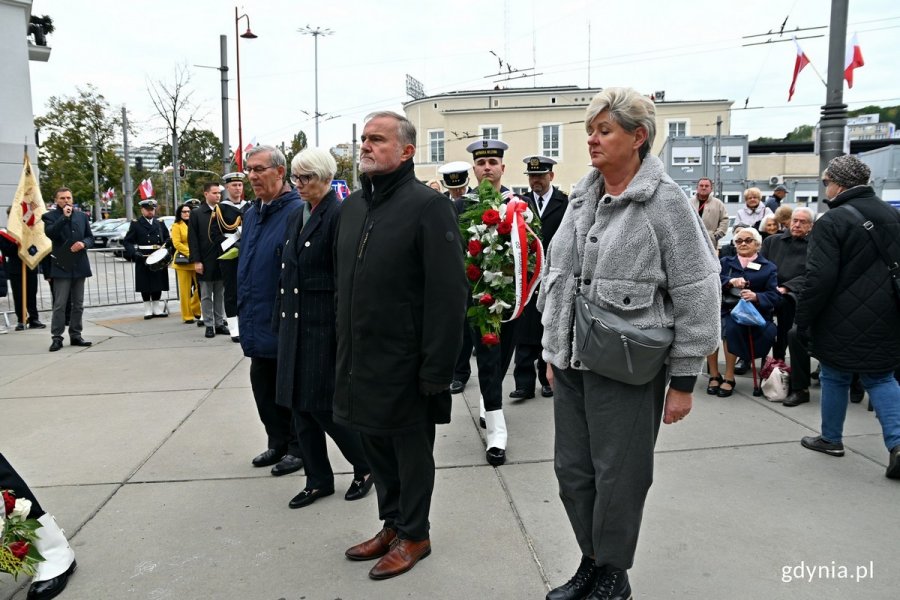Delegacja gdyńskich samorządowców składa kwiaty przed pomnikiem Gdynian Wysiedlonych podczas uroczystości upamiętniających 84. rocznicę wysiedlenia ludności polskiej z Gdyni