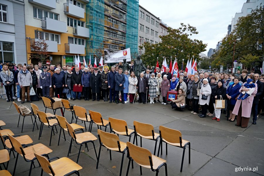 Wspólne zdjęcie uczestników uroczystości upamiętniających 86. rocznicę pierwszych wysiedleń gdynian 