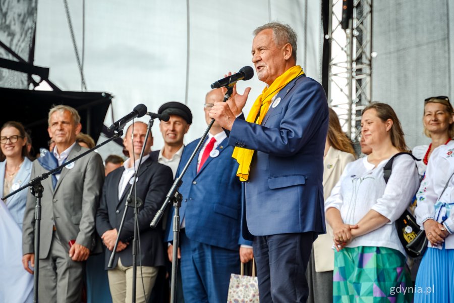 Światowy Zjazd Kaszubów 2025 w Szemudzie - przemawia prezes Zrzeszenia Kaszubsko-Pomorskiego Jan Wyrowiński (fot. Kamil Złoch)