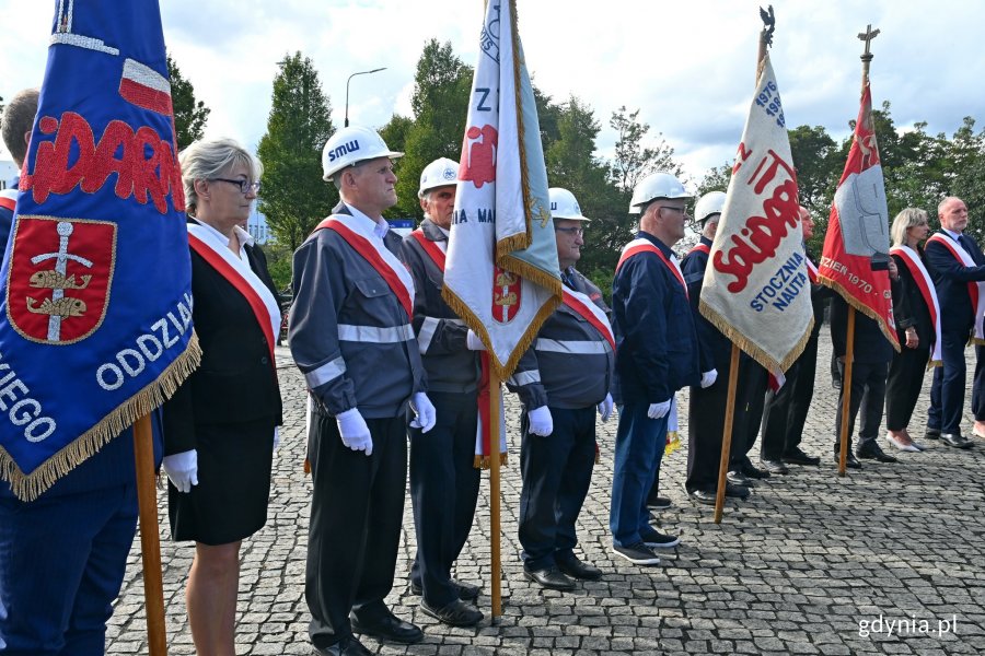 Poczty sztandarowe przed pomnikiem Ofiar Grudnia '70, gdzie odbyły się uroczystości z okazji 42. rocznicy strajków sierpniowych // fot. Magdalena Czernek