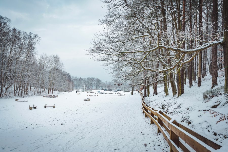 Ciąg pieszy pomiędzy Polanką Redłowską a Płytą Redłowską, na fotografii zimowy krajobraz trasy z widokiem na Polankę Redłowską