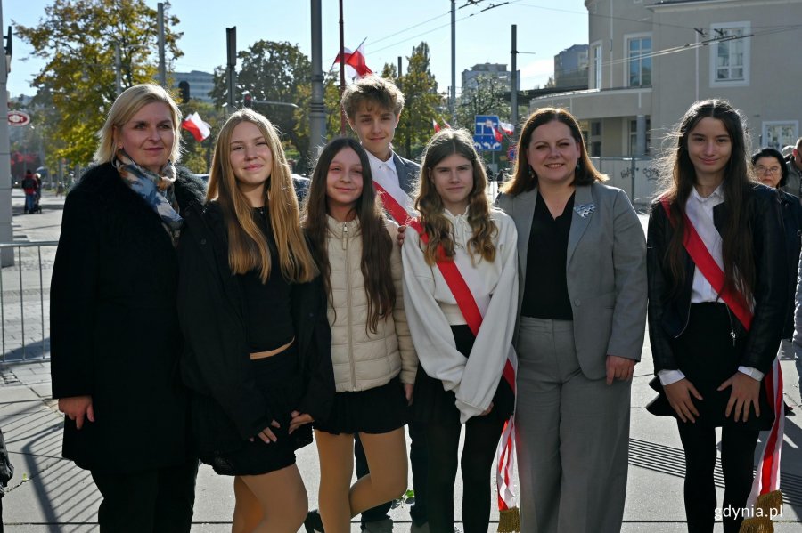 Prezydent Gdyni Aleksandra Kosiorek i przewodnicząca Rady Miasta Gdyni Beata Zastawna z uczniami gdyńskich szk&oacute;ł po uroczystości z okazji 87. rocznicy pierwszych wysiedleń Gdynian