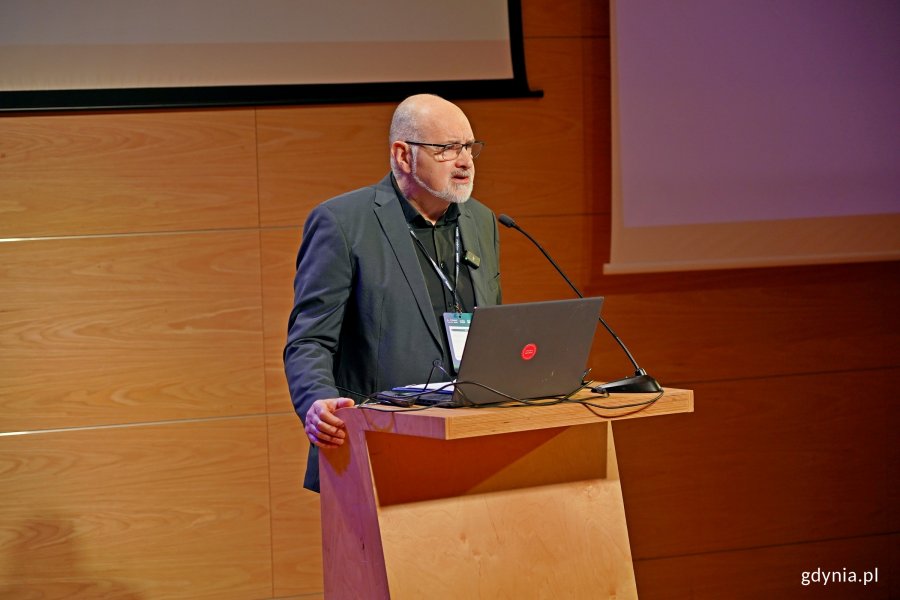 Maurycy Rzeźniczak z Wydziału Strategii Urzędu Miasta Gdyni przemawiający podczas otwarcia 14. edycji konferencji Transport Week 