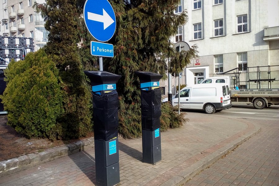 Oklejone parkometry w Strefie Płatnego Parkowania w Gdyni. fot. ZDIZ