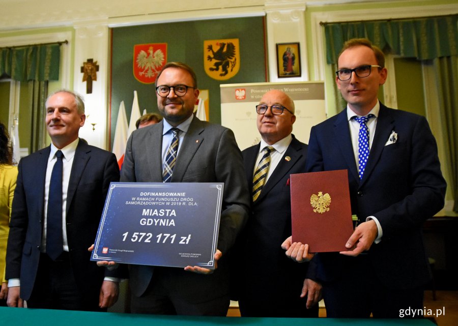 Dofinansowanie dla Gdyni z Funduszu Dróg Samorządowych - od lewej wojewoda pomorski, Dariusz Drelich, wiceprezydent Gdyni ds. rozwoju, Marek Łucyk oraz pełnomocnik prezydenta Gdyni ds. dzielnic, Jakub Ubych, fot. Kamil Złoch