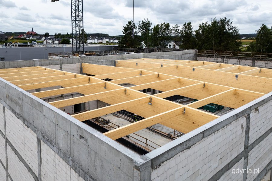 montaż konstrukcji oraz pokrycia dachowego, instalacja wielkogabarytowych drewnianych dźwigar&oacute;w o długości ponad 25,5 metra, ważących około 4 ton każdy.