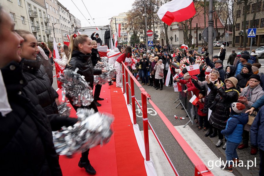 Cheerleaderki podczas parady (fot. Mirosław Pieślak)