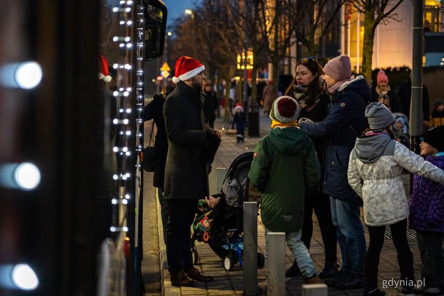 Mikołajkowy trolejbus od PKT na ul. Armii Krajowej podczas miejskiej imprezy mikołajkowej (fot. Kamil Złoch)